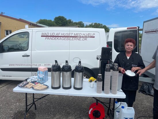 Kaffe, te og varm chokolade med flødeskum 